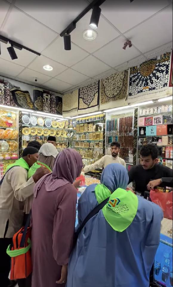 Pangkas "Pengeluaran Gaib": Tips Kelola Uang Saku Umrah Biar Gak Boncos Belanja Oleh-oleh!